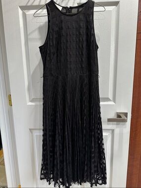 Donna Morgan Black with Gold Sleeveless Pleated Midi Dress